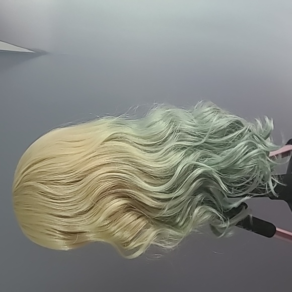 Custom dyed Synthetic blonde wig - Picture 7 of 10